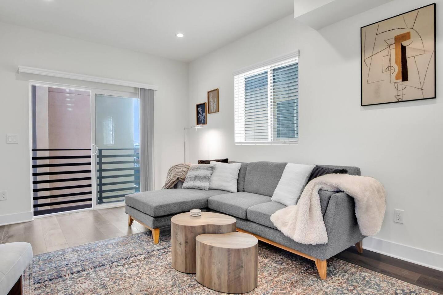 Luxe Townhouse Near Downtown La